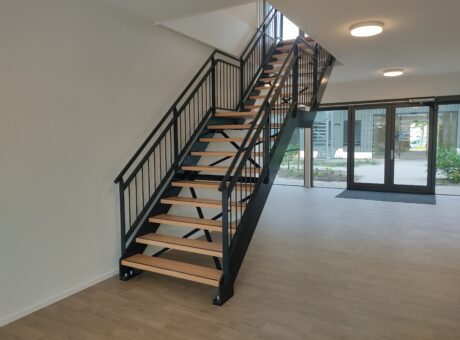Stalen trap met houten traptreden op maat
